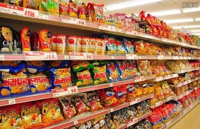 超市員工清理過期食品，守護市民“舌尖上的安全”